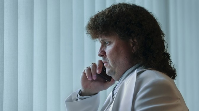 Devadesátky: Výtečný Michal Novotný jako Ivan Jonák, hnusná trvalá a mraky dýmu