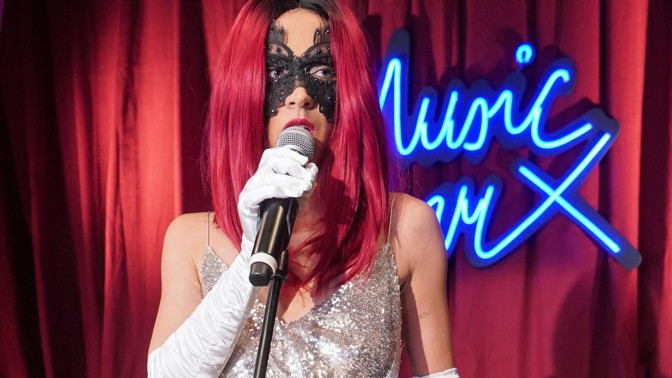 Módní ikona Eva Burešová ze seriálu ZOO: Inspirujte se outfity, které sluší brunetkám