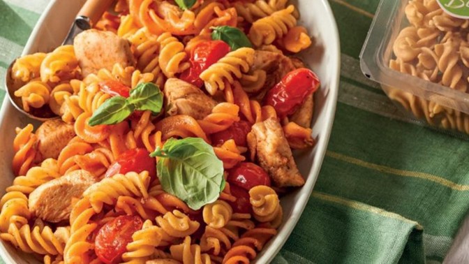 Bio fusilli s kuřecím masem a cherry rajčátky: Oblíbené těstoviny v ještě zdravější variantě
