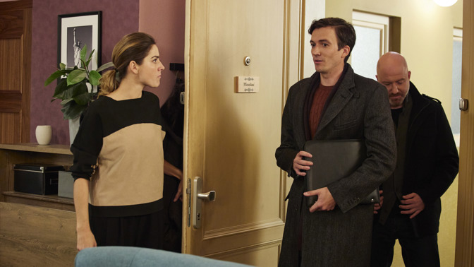 Karla není z přítomnosti Jakuba nadšená, ale Herman ho na ni přehodil jako horký brambor.