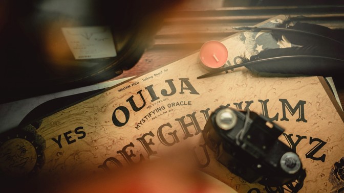 Děsivá tabulka Ouija: 3 příběhy lidí, kteří si zahrávali s nadpřirozenem