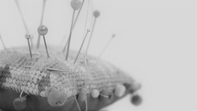 Lidský jehelníček: Dívka si propíchala celé tělo, špendlíky z ní vypadávaly i na toaletě