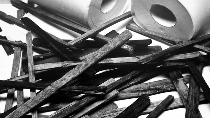 Bizarní historie toaletního papíru: Klacek s houbou i kousky keramiky se jménem nepřítele