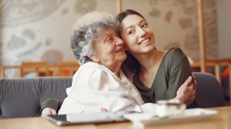 Adéla (25): Nevěřila jsem babičce, že zná datum své smrti. Proto jí musím splnit poslední přání