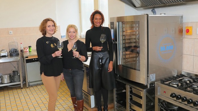 Janečková, Abbasová a Fassati - tři kmotry potravinové banky slavnostně pokřtily nový konvektomat