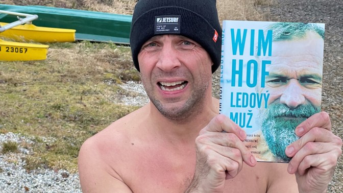 S sebou Roman Vojtek raději nosí Bibli otužilců, Ledového muže Wimhofa.