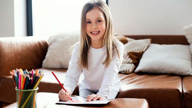 PORADNA: Chci nechat osmiletou dceru doma hodinu samotnou, není to brzy? Psycholožka má jasno