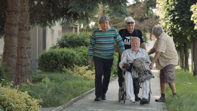 Jan Přeučil, Jiří Krampol, Rudolf Hrušínský a Luděk Sobota v novém filmu Stáří není pro sraby.