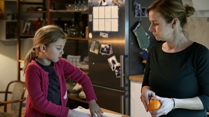 Stíny v mlze: Petra Špalková hraje ostravskou policistku, po boku má svou vlastní dceru