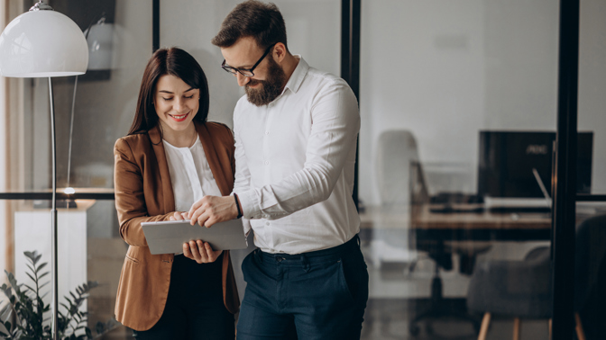 Tamara (37): Přistihla jsem kolegyni, jak se líbá s podřízeným. Mám z toho obrovské dilema