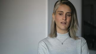 Radka (47): Tchyně mi na výročí mužovy smrti vtrhla do bytu. Málem jsme se popraly o urnu