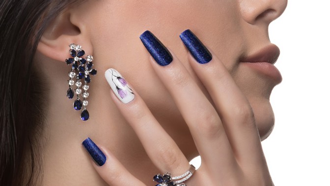 5 největších trendů v manikúře pro rok 2022: Dominovat budou hravost a extravagance