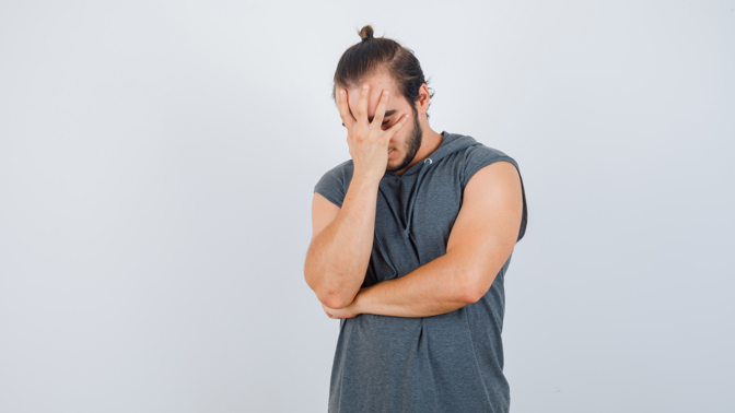 Leoš (30): Máma mi radostně představila nového přítele. Stydím se za to, co k němu cítím