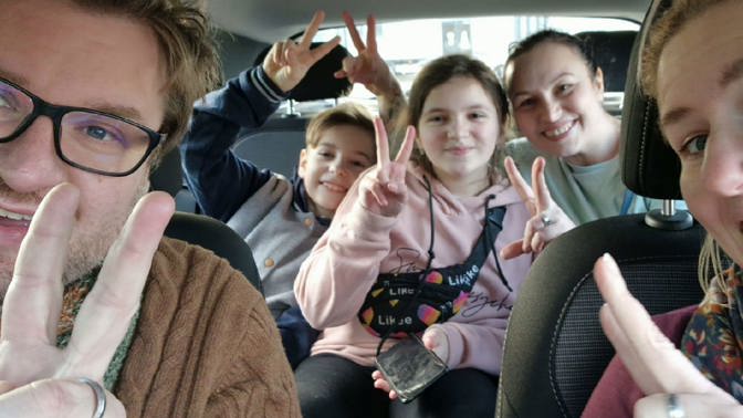 Známé tváře pomáhají válkou zasažené Ukrajině: Herec Milan Enčev převezl rodinu a popsal chaos na hranicích