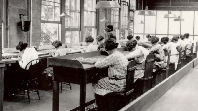 Radiové dívky: Vysněná práce znamenala světélkující ruce, vypadlé zuby a rakovinu