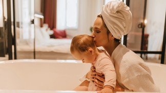 PORADNA: Koupete se nazí s dětmi? Koučka vysvětluje, kdy je dobré s tím přestat a kdy je nahota žádoucí
