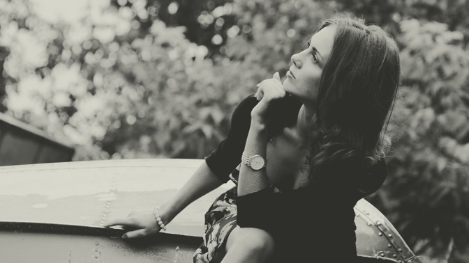 Ester (37): Na hřbitově mě sledoval tajemný muž v uniformě. Švagr mi prozradil, o koho šlo