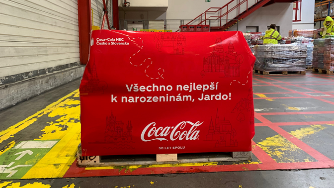 Jaromír Jágr dostal nečekaný dárek. Plnou paletu své oblíbené Coca-Coly