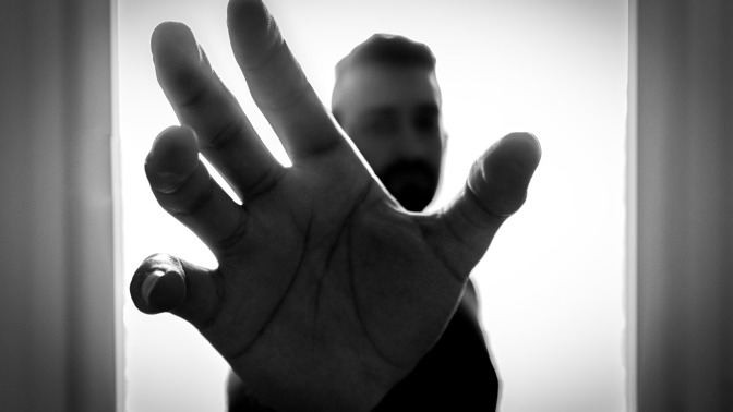 Marek (38): Zahlédl jsem, jak nad spící manželkou stojí záhadná žena. Od té doby se bojím o rodinu