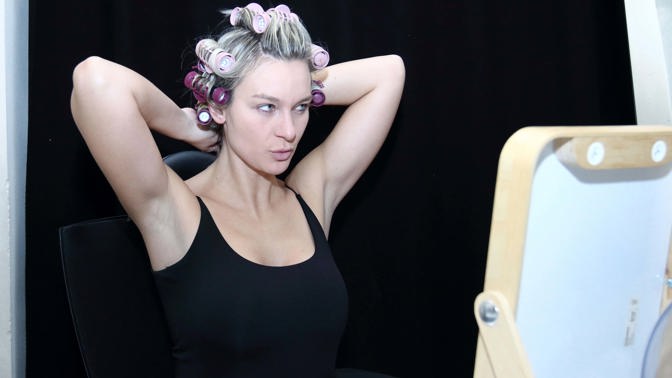 Takhle playmate Báru Mottlovou neznáte: Nenalíčená obléká vězeňský mundúr