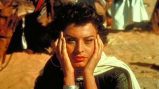 Sophia Loren: Ve filmu s Johnem Waynem zahaluje nahotu mladé herečky důmyslný trik