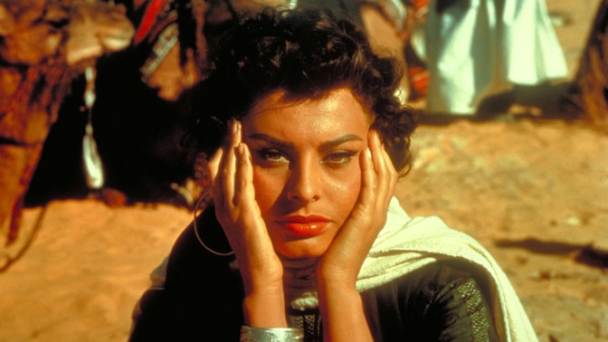 Sophia Loren: Ve filmu s Johnem Waynem zahaluje nahotu mladé herečky důmyslný trik