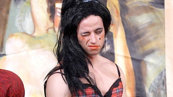 Premiéra hry Krasavci na chmelu: Elegán Milan Peroutka se představil v roli, jakou byste od něj nečekali