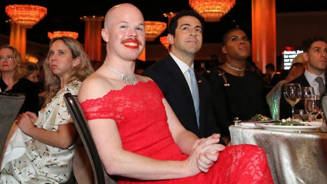 Muž na vysokých podpatcích: Samuel Brinton se hlásí k fluidnímu genderu a radí americkému prezidentovi