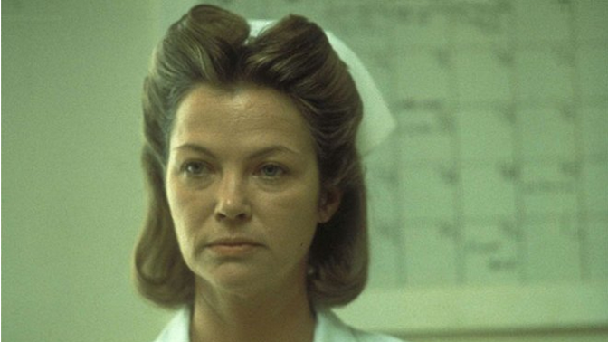 Přelet nad kukaččím hnízdem: Sestra Ratchedová se s kolegy rozloučila žhavým dárkem