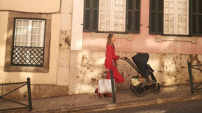 Pomoc pro rodiče. První kočárek na světě jezdí na elektrický pohon