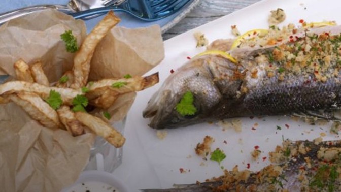 Pečený mořský vlk s celerovými hranolky: Chutný oběd, který zasytí