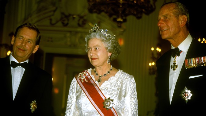 Alžběta II. vládne 70 let: Na návštěvě u Václava Havla dostala s princem Philipem kuriózní dar