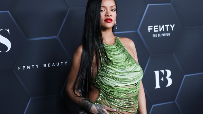 Těhotná Rihanna (33) si užívá rostoucí bříško: Chci celý den ležet na gauči, říká zpěvačka