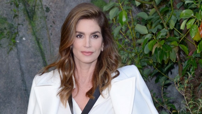 7 nejlepších účesů nestárnoucí Cindy Crawford, které vám uberou léta
