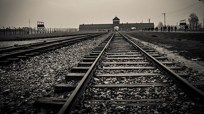 Dítě z Osvětimi: Angela Orosz přežila jen díky tomu, že neplakala. Matka ji ukrývala v odpadcích