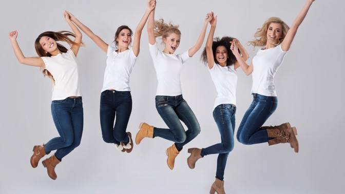 Bokovky hlásí velký návrat! Z trendů pro rok 2022 budou mít radost především plnoštíhlé ženy