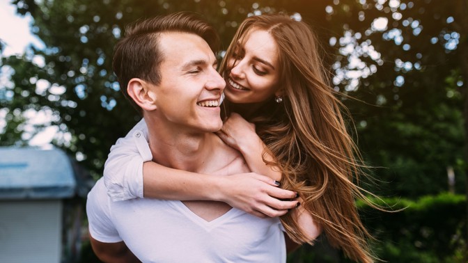 Velký horoskop lásky na duben 2022: Vodnáři posílí vztah, na Blížence čeká ten pravý, Raka zláká nevěra