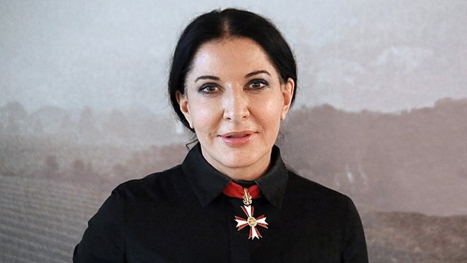 Koketování se smrtí: Marina Abramović se vydala na pospas divákům, jeden pil její krev
