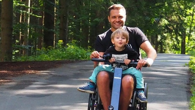 Děti jsou super, nebojte se a jděte do toho, nabádá Martin Zach vozíčkáře