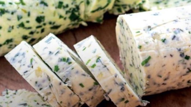 Domácí bylinkové máslo: 3 báječné recepty, které potěší každého strávníka