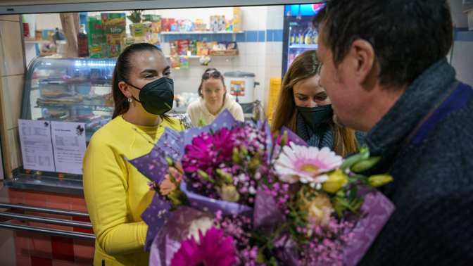 Oslava MDŽ v Ulici: Producent rozdal květiny a prozradil tajemství úspěchu seriálu