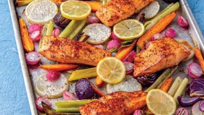 Pečený losos s jarní zeleninou: Stylová úprava pro první teplé dny roku
