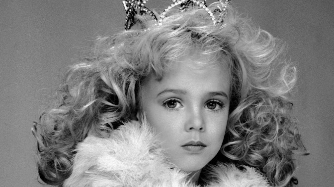 Vražda JonBenét Ramsey: Jeden z podezřelých je dnes ženou a hájí sterilizaci násilníků