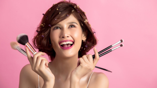 Štětec, houbička nebo prsty? Jak ideálně nanášet make-up, aby byl výsledek líčení co nejlepší