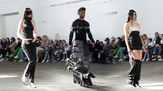 Prague Fashion Week 2022: Ve finále talentové soutěže nechyběly netextilní materiály, hedvábí ani tekutý latex