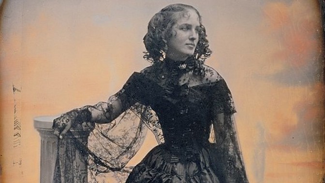 Rumunská černá vdova: Ve sklepě měla 35 mrtvol, chodila za nimi na sklenku vína