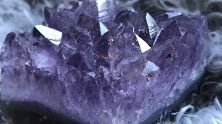 Drahé kameny pro znamení Střelce: Lapis lazuli přináší lásku, achát peníze