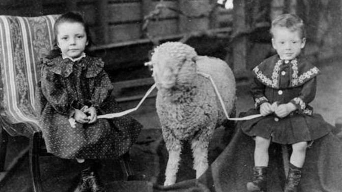 Svéráz viktoriánské módy aneb Proč museli dívčí šaty nosit i malí chlapci?