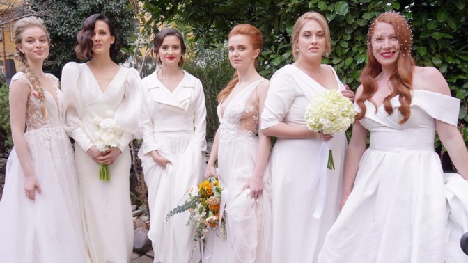 Trendy svatební účesy 2022: V kurzu jsou minimalismus a přirozenost, pozor si dejte na květy