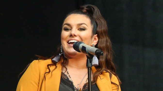 Ceny Anděl 2022: Ewa Farna ukázala na zkoušce dceru Ellu a bundu na podporu Ukrajiny